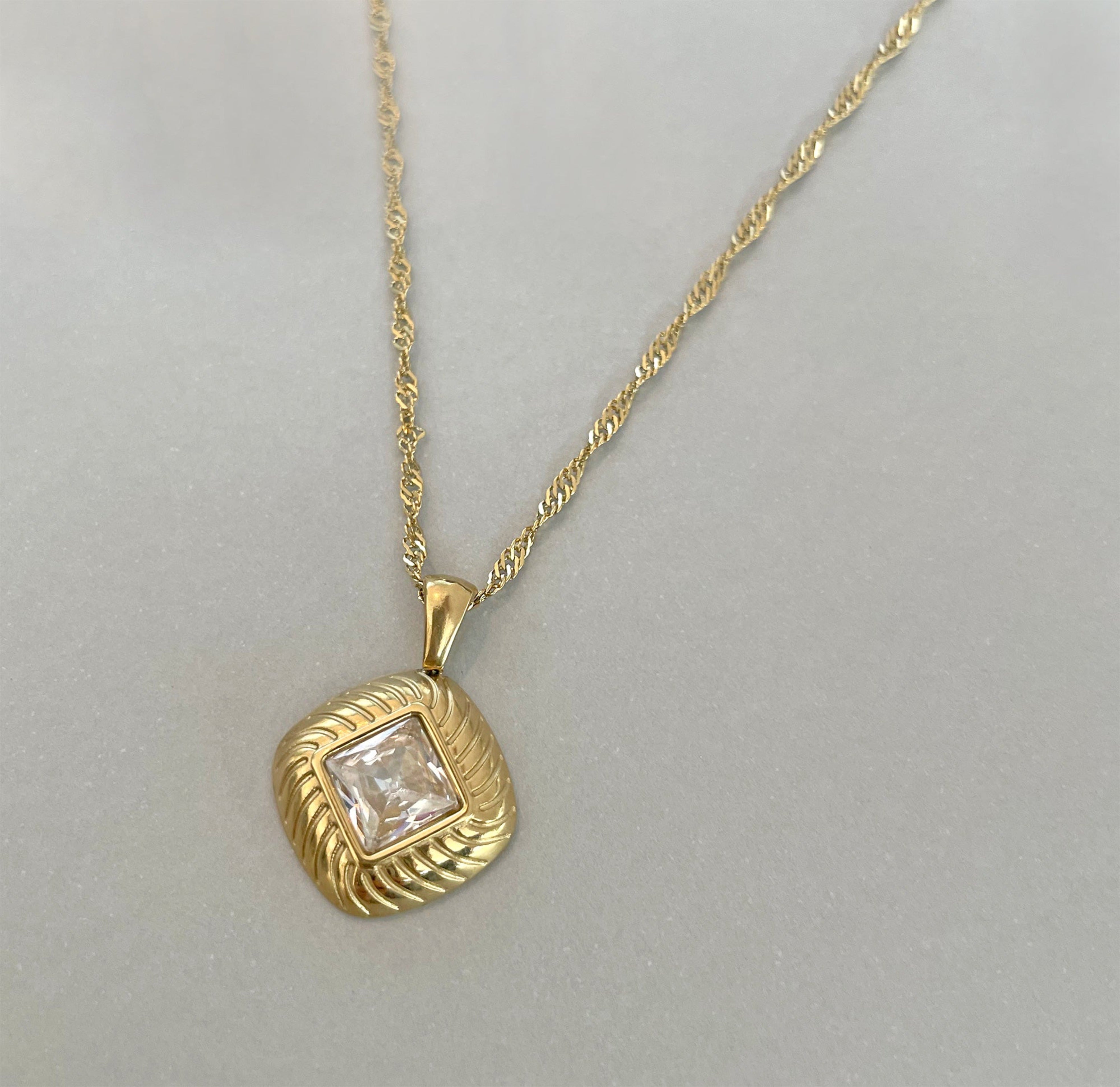 gold vintage pendant necklace waterproof jewelry