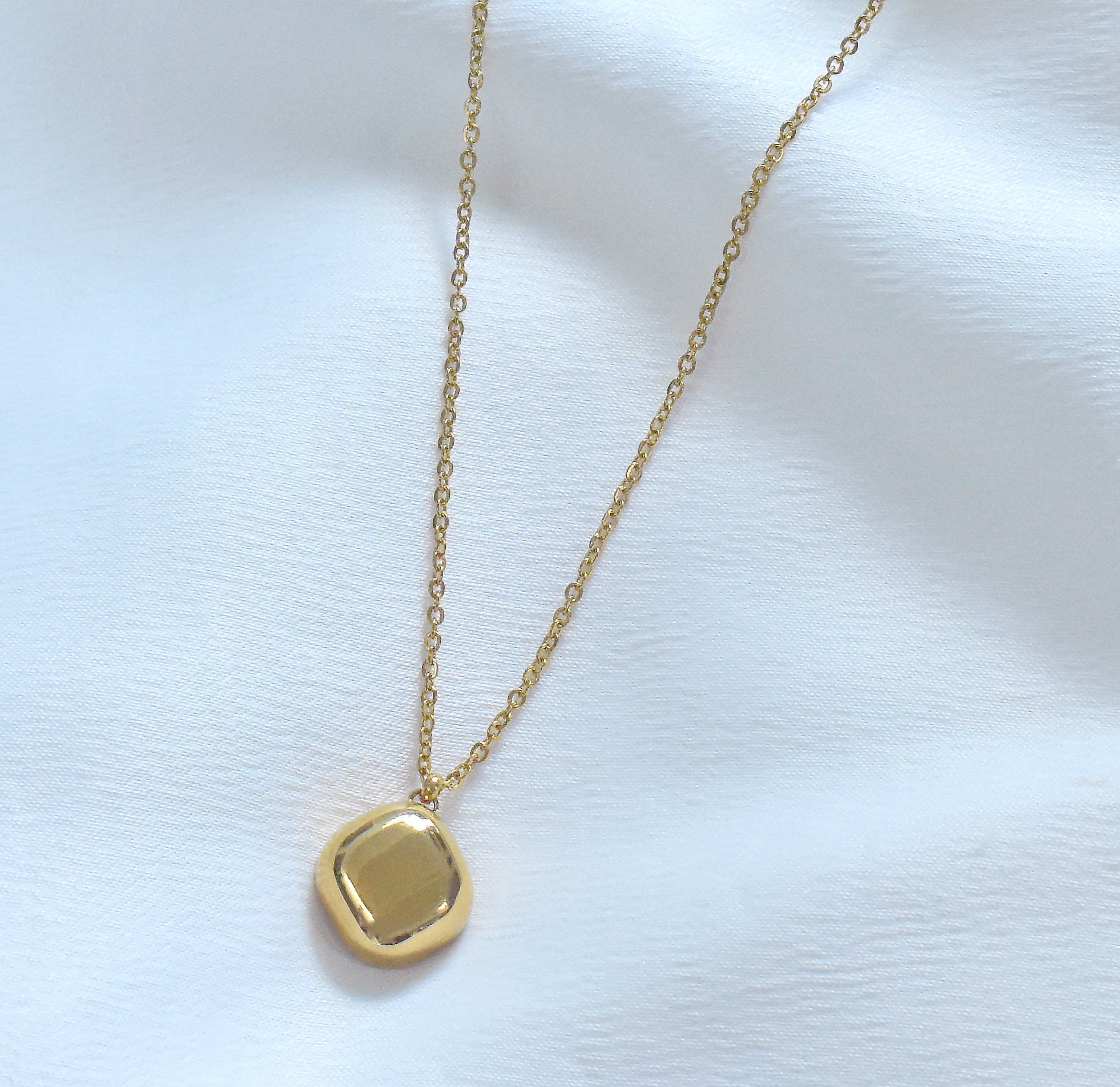 gold pendant necklace onyx