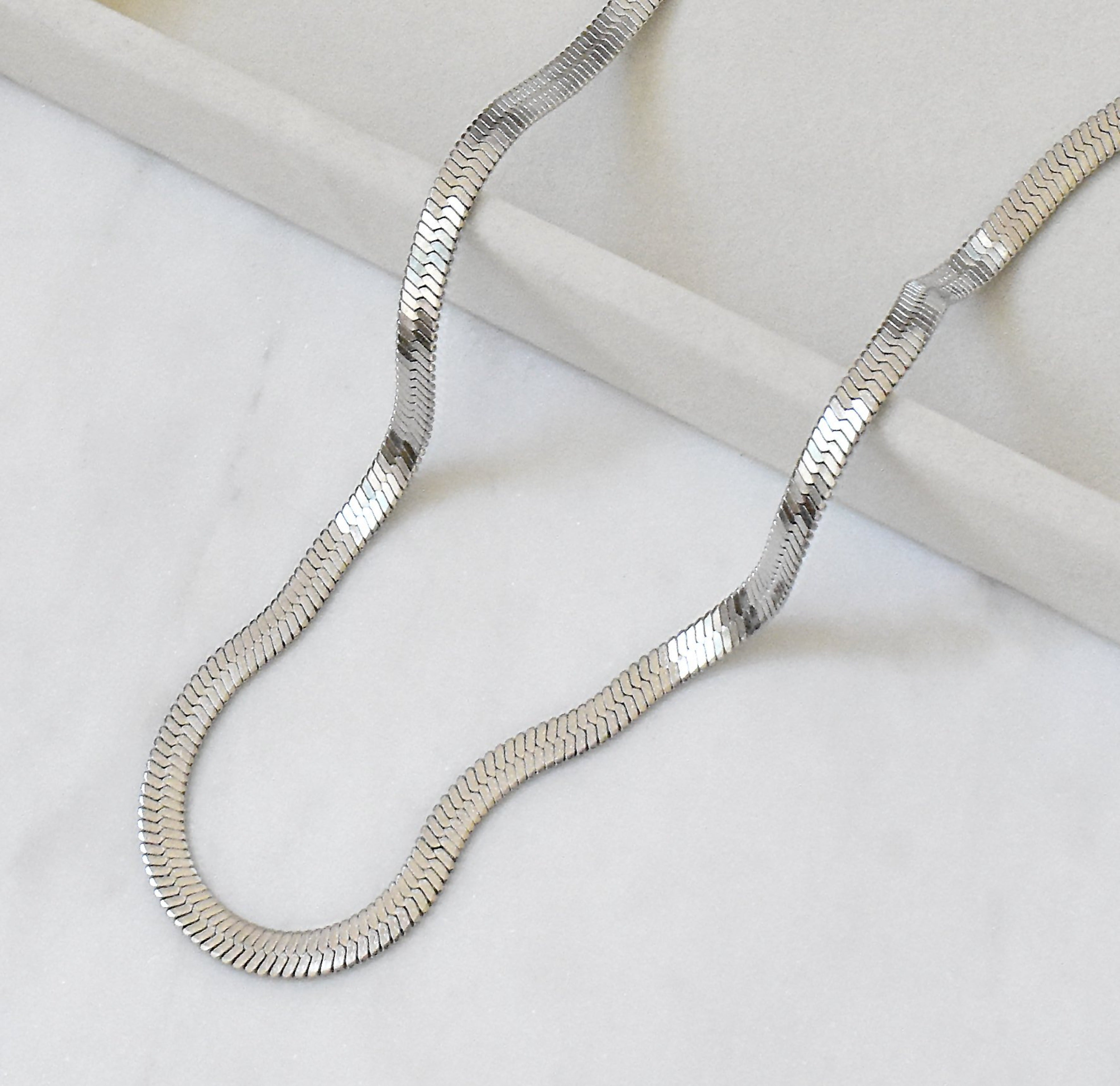 OLIVIA SILVER SNAKE CHAIN NECKLACE